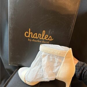 Charles David Cairo white Linen Sandals with Heels. Size 7.5 BNIB.